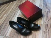 женские черные туфли